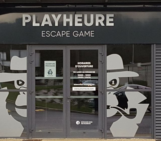 Devanture de PLAYHEURE à Châtillon-le-Duc, vitrines décorées de motifs abstraits blancs
