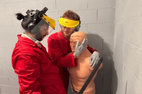 Deux joueurs en équipement de protection détruisent un mannequin avec des outils chez Sulfure Maxéville