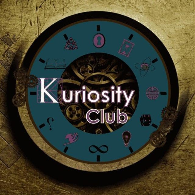 Horloge steampunk teal et marron avec engrenages dorés, symboles occultes, logo Kuriosity Club à Troyes