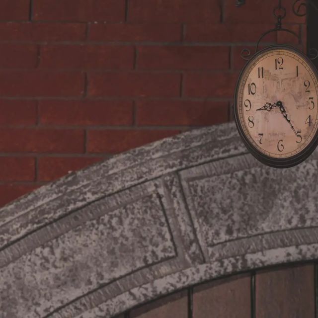 Horloge vintage accrochée à un mur de briques rouges dans Jack The Ripper