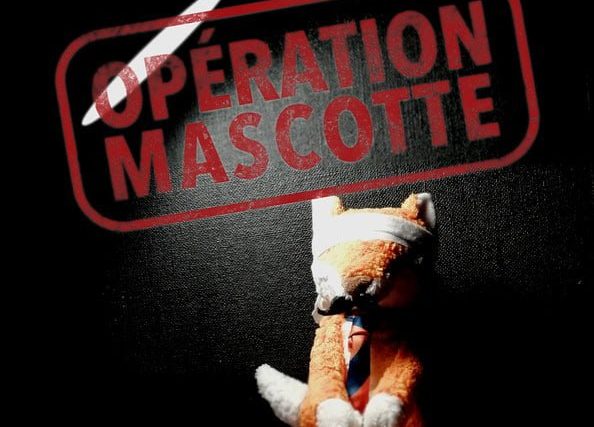 Affiche rouge et noire avec peluche et couteau pour Opération Mascotte à Brive