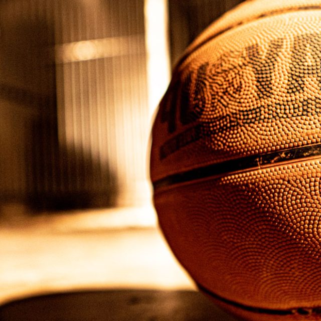 Ballon de basket dans une cellule de prison éclairée à la lumière chaude