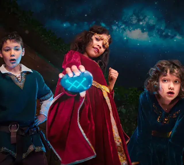 Trois enfants en costume médiéval sous un ciel étoilé, une pierre bleue à la main, Fairy Tale