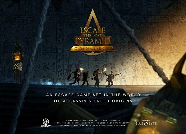 Silhouettes dans une pyramide égyptienne aux murs hiéroglyphés, logo Escape The Lost Pyramid chez 1909