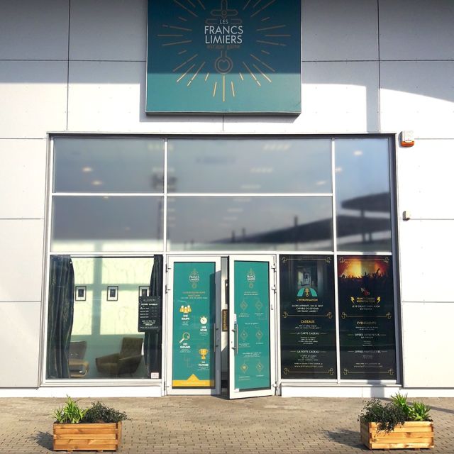 Devanture de Les Francs Limiers Escape Game à Fèves, affichages teal et noir visibles