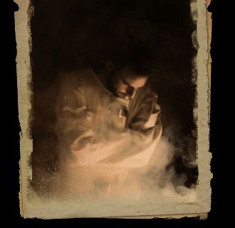 Photographie sépia vieillie montrant une silhouette dans une atmosphère mystérieuse chez Les Mystères de Kellar