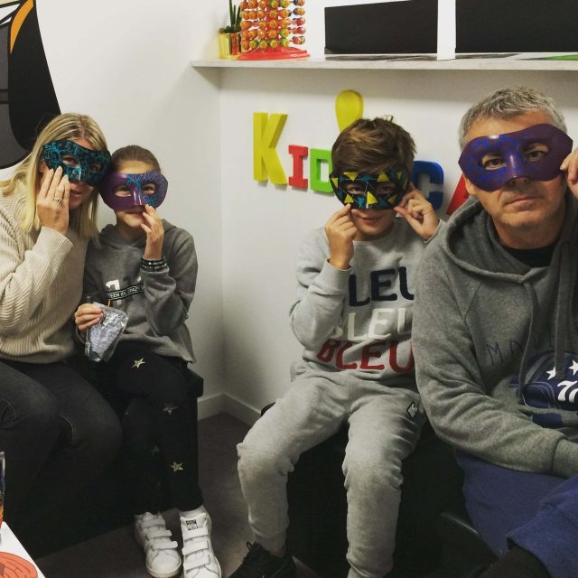 Famille portant des masques colorés dans Kid'Scape à Beynost