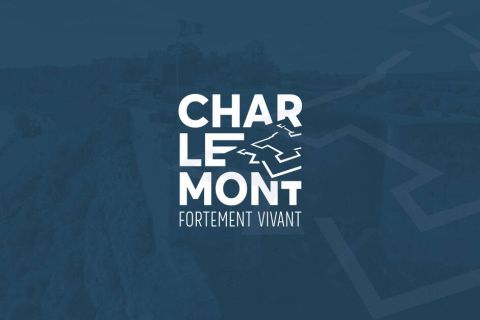 Logo Charlemont, Fortement vivant, lettres blanches sur fond bleu, Fort de Charlemont à Givet
