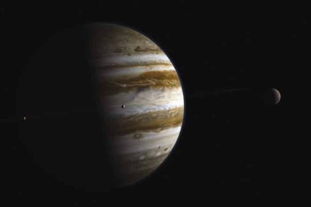 Jupiter et ses lunes dans l'espace noir, décor science-fiction de la salle Europa