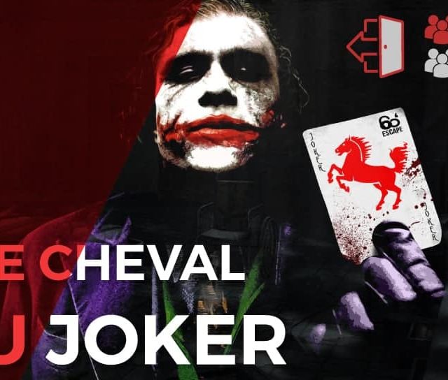 Personnage maquillé au visage blanc et noir, carte de jeu rouge, ambiance sombre dans Le cheval du Joker