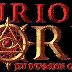 Logo de Curious World, escape game à Cannes, avec symbole ésotérique et oeil stylisé