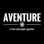 Logo d'Aventure Live! Escape Game, escape game à Nice avec roue de bateau blanc sur fond noir