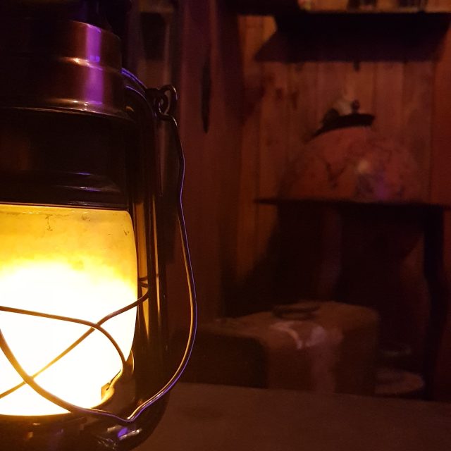 Lanterne jaune et violette dans un décor gothique de la salle Jungle chez Its A Trap Studio