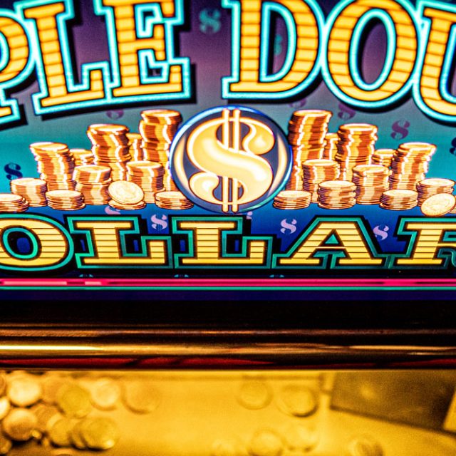 Machine Triple Double Dollars et pièces d'or, salle Alpha Casino chez Escape Time à Saint-Jean-de-la-Ruelle