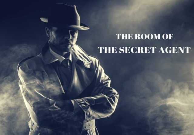 Homme en imperméable et chapeau sur fond nuageux pour The Room Of The Secret Agent
