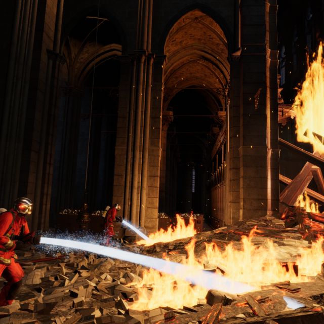 Pompier en tenue rouge dirigeant sa lance vers un incendie et des gravats, salle Sauver Notre-Dame chez Inoui VR