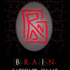 Logo de BRAIN, escape game à Lannion, avec lettres rouges sur fond de labyrinthe