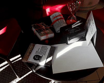 Objets d'enquête et documents éparpillés sous lumière rouge dans Le Clan des Louis Rouges