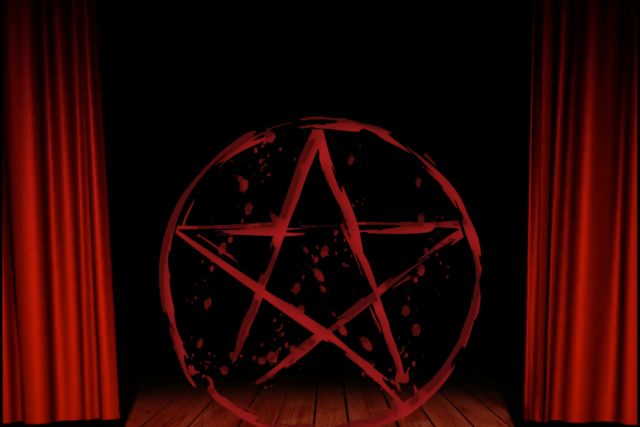 Pentagramme rouge tracé sur une scène entre deux rideaux de théâtre, salle Vieux Théâtre