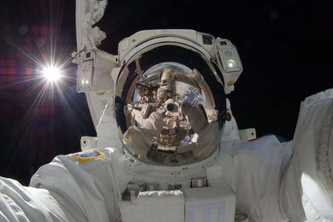 Astronaute en scaphandre blanc flottant dans l'espace chez Spatial Xcape
