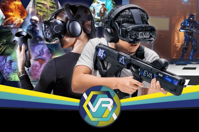Joueurs en casques VR manipulant des armes futuristes dans univers de science-fiction coloré