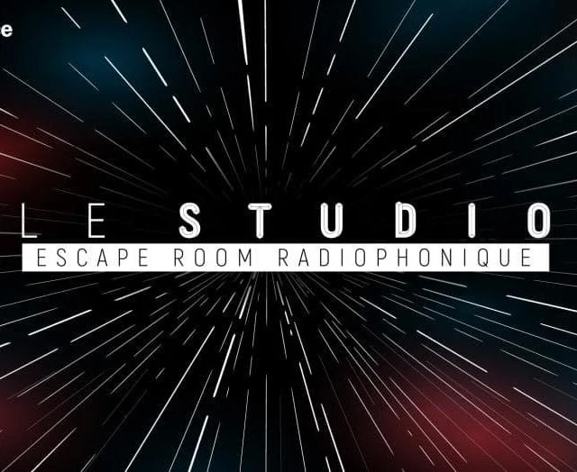 Bandeau noir Le Studio avec rayons lumineux rouges et bleus, enseigne Radio France à Paris