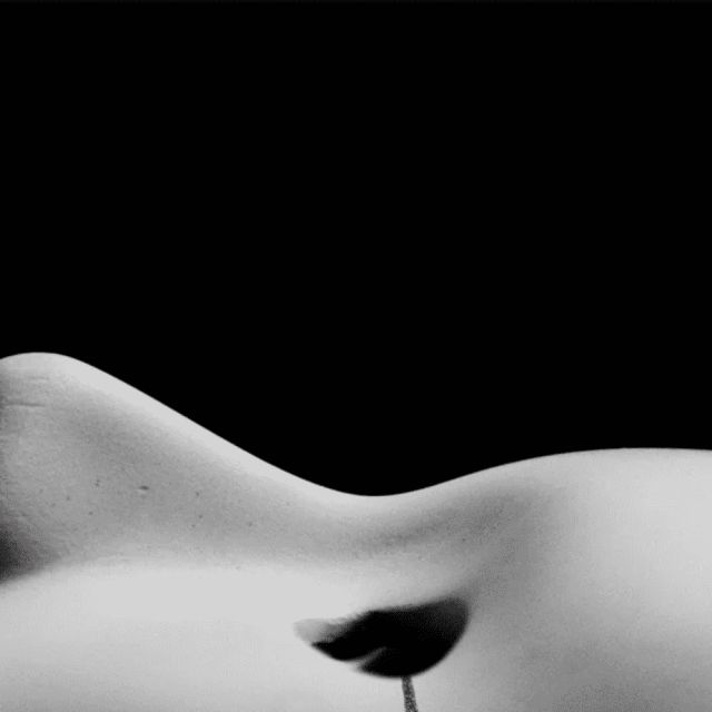 Formes épurées en noir et blanc, décor minimaliste de la salle Affaire Bambell chez Heyou à Cannes