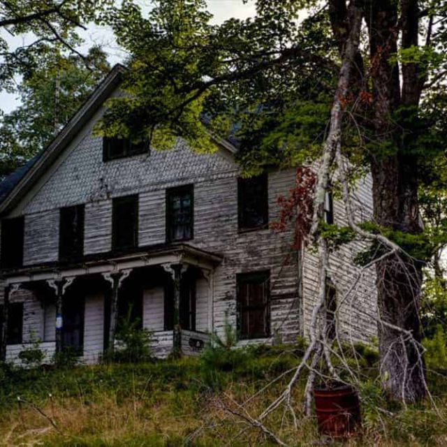 Vieille demeure abandonnée aux fenêtres sombres entourée de végétation, salle L'impasse des ombres, Black Out à Altkirch