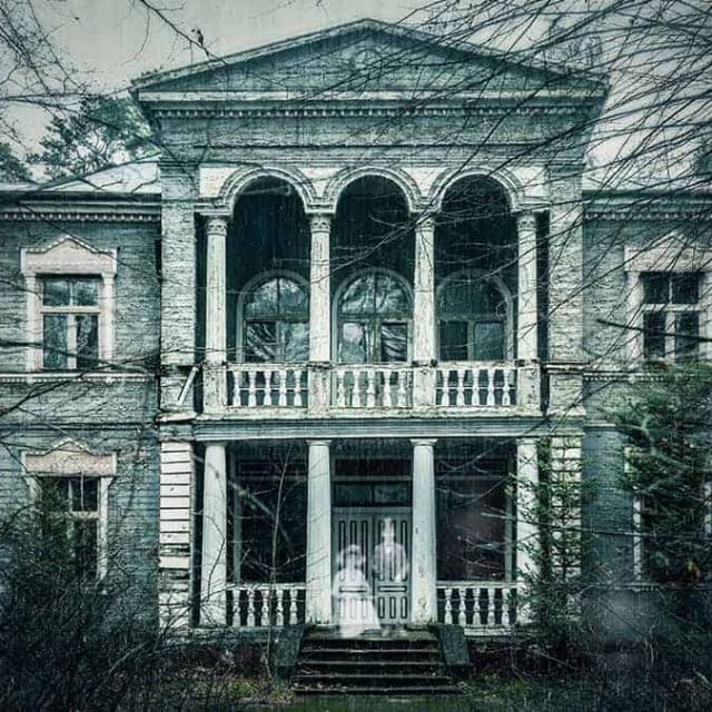 Façade délabréed'un manoir colonial aux volets fermés, lierre sauvage, ambiance gothique du scénario Meurtres au manoir des Benelles