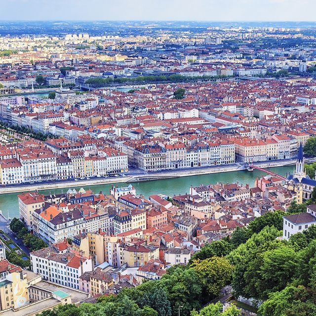Ville de Lyon vue d'en haut, quartiers de toits rouges et statue verte de l'archange, jeu Hunting Town