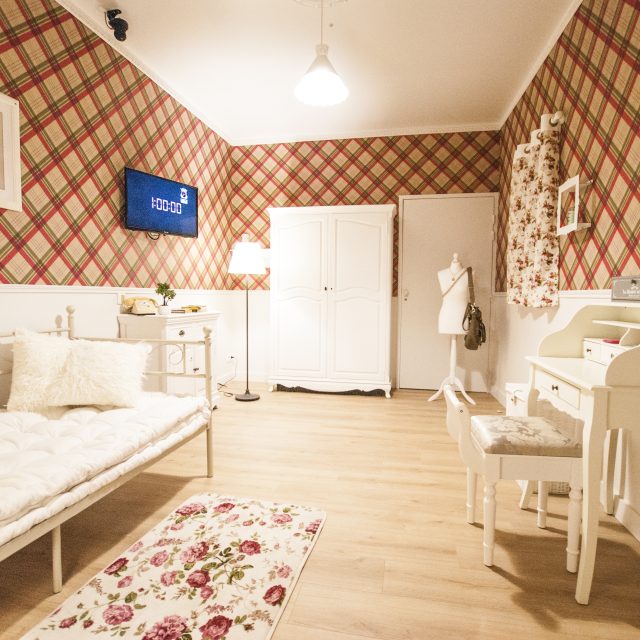Chambre claire au papier peint écossais, lit blanc, coiffeuse et armoire, enseigne Lock Academy à Toulouse
