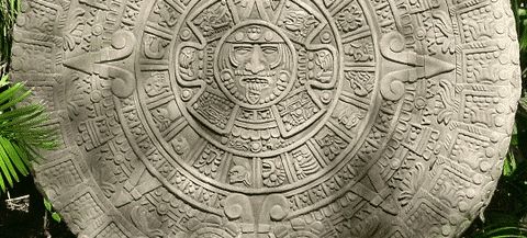 Calendrier de pierre sculpté entre des feuilles de palmier, salle Les mystères du temple Chachapoya, Escape Yourself au Mans