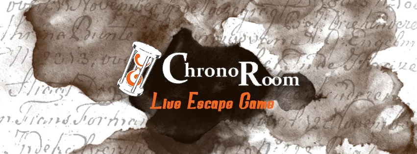 Logo de ChronoRoom, escape game à Toulon, avec sablier et écriture ancienne sur papier tâché