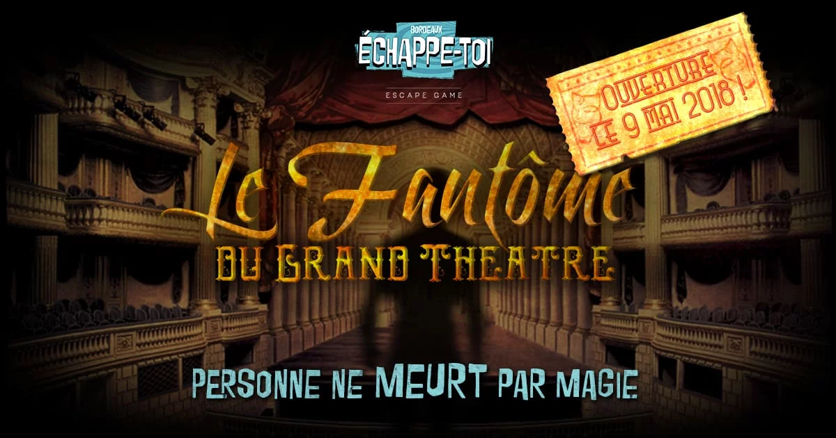 Façade grandiose d'un théâtre ancien avec enseigne rétro, ambiance mystérieuse nocturne