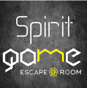 Logo carré Spirit Game Escape Room, lettres blanches et jaunes sur béton gris, escape game à Douvaine